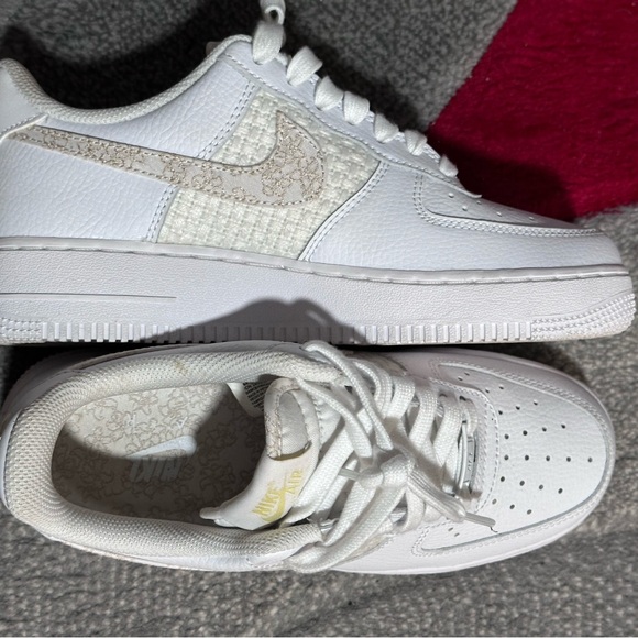 Women's Air Force 1 '07 SE Sneakers with Flower Swoosh - Picture 4 of 4